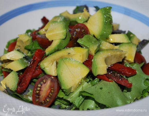 Добавьте авокадо и тонко нарезанный сыр.