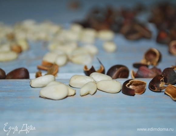 Для салата нужна горсть кедровых орехов (у меня орехи в скорлупе, я их очистила и подсушила на сковороде).