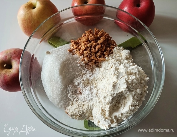 Руками измельчить печенье, добавить муку, сахар и разрыхлитель. Перемешать.