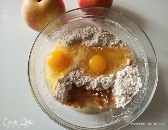 Затем добавить яйца и подсолнечное масло. Перемешать.