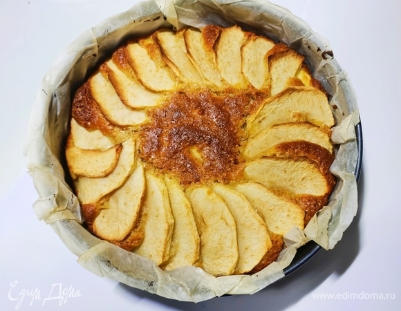 Выпекать пирог в вентилируемой духовке при 170°C или в статической духовке при 180°C в течение 45 минут.