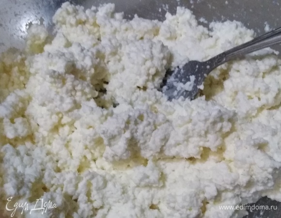 Творог размять с солью и сахаром. Всыпать 1 ст. ложку манной крупы. Перемешать.