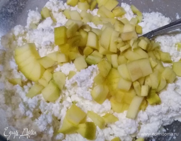 Манго очистить и нарезать. Соединить с творогом.