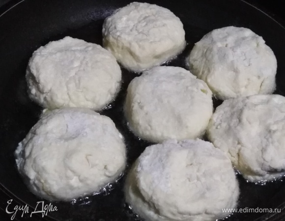 Сформировать сырники. Обвалять в муке. Выложить на разогретую сковороду с растительным маслом.