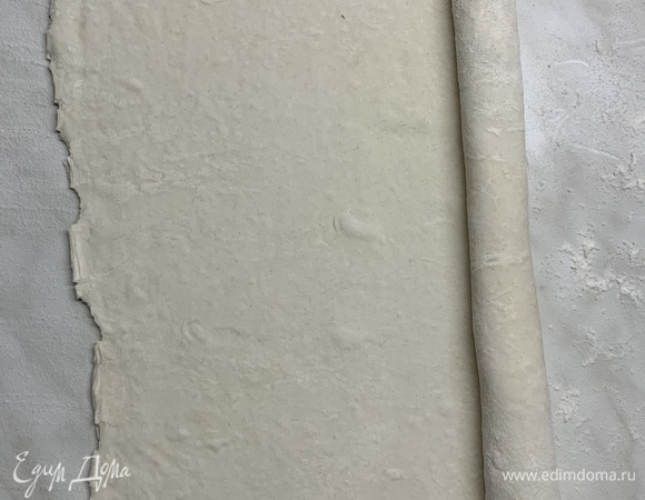 Пласт теста раскатываем и скручиваем в рулет. Каждый нарезаем на 5 частей.