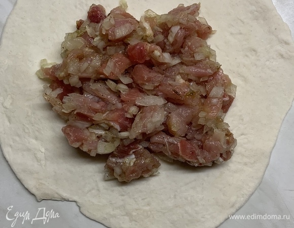 Раскатываем круг и выкладываем начинку в середину.