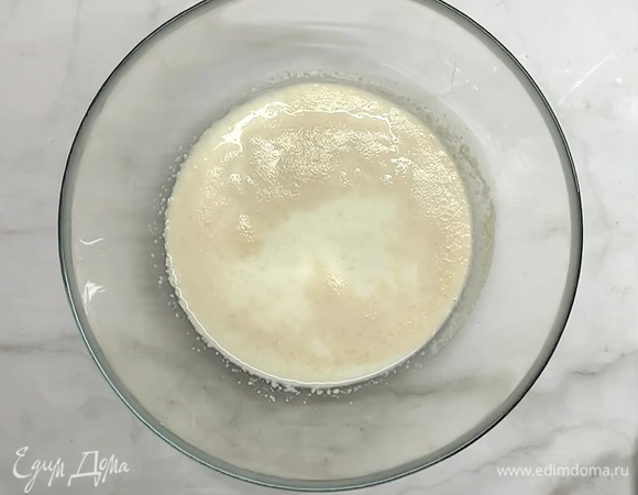 Смешиваем теплое молоко, дрожжи и сахар. Оставляем на 10 минут в теплом месте.