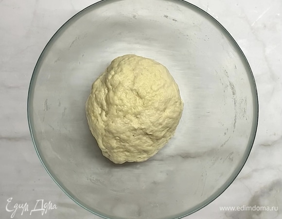 Накрываем тесто и оставляем в теплом месте на 30–40 минут.