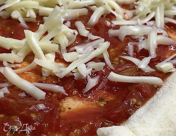 Смазываем томатным соусом, затем можно добавить ароматные травы. Далее выкладываем сыр, сервелат и так далее.