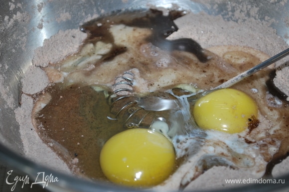 Для шоколадного бисквита соедините все сухие ингредиенты. Добавьте яйца, растительное масло без запаха и молоко, все хорошо перемешайте с помощью венчика.