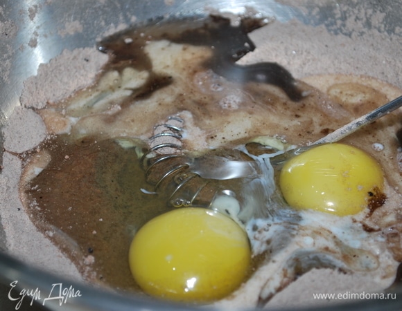 Для шоколадного бисквита соедините все сухие ингредиенты. Добавьте яйца, растительное масло без запаха и молоко, все хорошо перемешайте с помощью венчика.