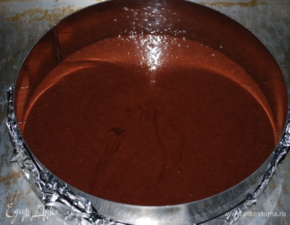 Тесто вылейте в кондитерское кольцо, предварительно застелите дно фольгой (у меня кольцо 17 см). Выпекайте в разогретой духовке при 170°C примерно 20 минут, до готовности.