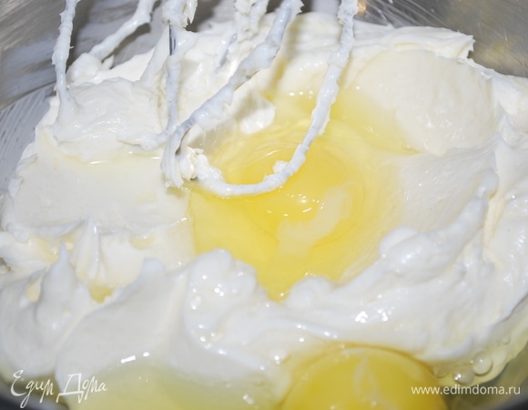 Для творожного слоя миксером взбейте до пышного состояния творожный сыр, сливки и сахар, добавьте по вкусу ванильный сироп. Добавьте яйца и кукурузный крахмал, пробейте миксером до пышности.