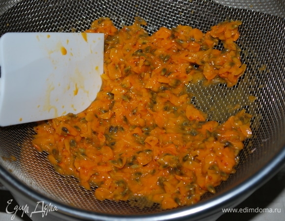 С помощью сита отделите от сока косточки.