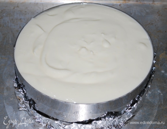 Творожную начинку вылейте на бисквит и готовьте в духовке при 110°C примерно 1,5 часа.