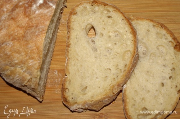 Кусочки хлеба или чиабатты подсушить на сухой сковороде. У меня андреевский хлеб, он чудесно подходит для подобных блюд.