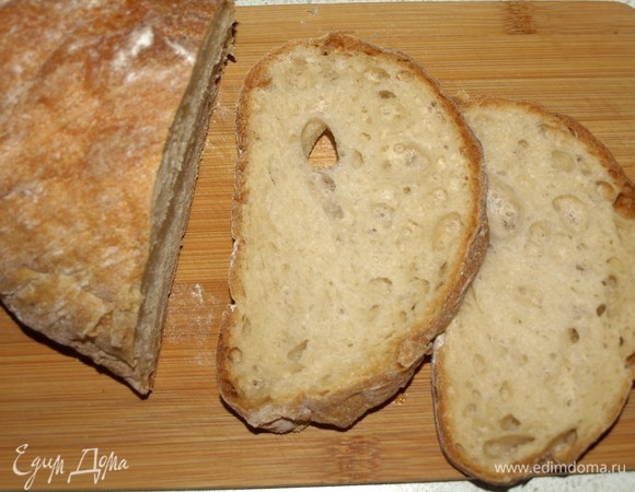 Кусочки хлеба или чиабатты подсушить на сухой сковороде. У меня андреевский хлеб, он чудесно подходит для подобных блюд.