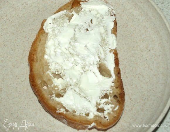 Горячий хлеб смазать творожным соленым сыром. Этот шаг можно пропустить.