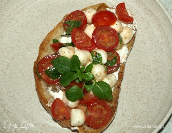 Выкладываем сверху подготовленный салат. Украшает веточкой молодого зеленого базилика. Сразу приступаем к трапезе.