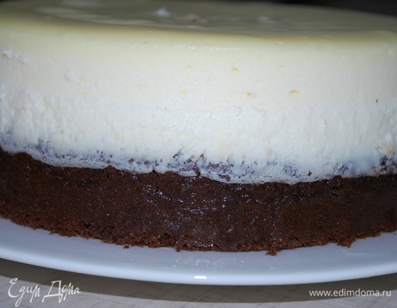 Готовый бисквит с творожной начинкой остудите при комнатной температуре и уберите в холодильник на 3–4 часа. Аккуратно достаньте пирог из кондитерского кольца.