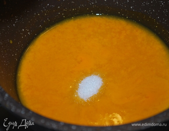 Сок облепихи прогрейте в сотейнике в течение 2–3 минут, добавьте сахар с пектином (у меня пектин NH, при нагревании он растворяется, а при охлаждении застывает).