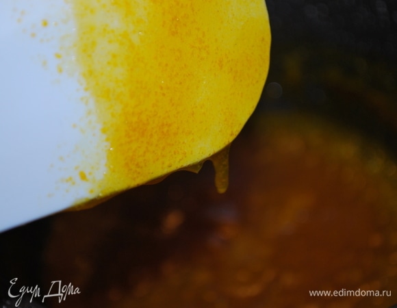 Проварите все вместе в течение 3–4 минут, непрерывно помешивая, до загустения. Если капля пюре не растекается на блюдце, значит, мармелад готов.