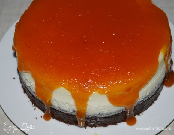 Покройте верх творожного слоя теплым облепиховым мармеладом. Украсьте десерт по желанию.