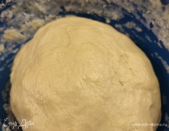 Яйцо слегка взбить вилкой и смешать с молоком. Влить массу в муку, добавить дрожжи, соль и сахар. Замесить тесто. Вымешивать минут 10, а потом оставить на 15 минут отдохнуть. Затем продолжить вымешивать и добавлять частями мягкое сливочное масло. Положить тесто в миску, накрыть крышкой и поставить в холодильник на 12–15 часов.