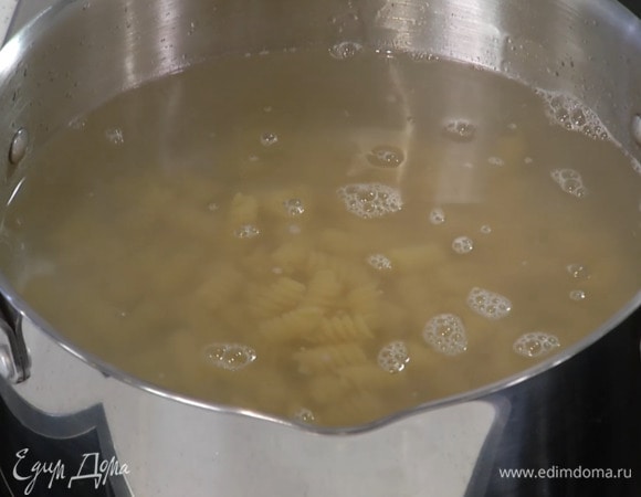 Фузилли отваривать в подсоленной воде на пару минут меньше, чем указано на упаковке.