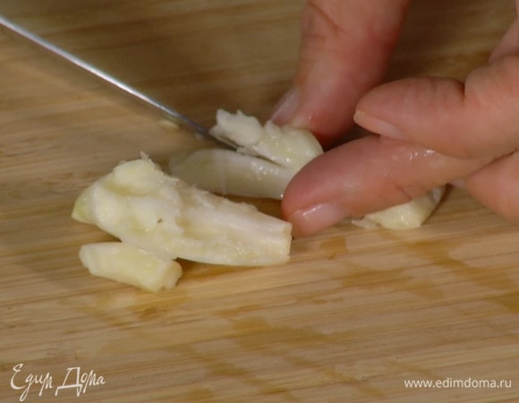 Чеснок почистить, раздавить плоской стороной ножа и удалить горькую сердцевину.