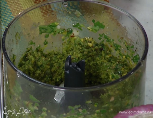 Приготовить соус песто: в чаше блендера соединить фисташки, перец чили, чеснок, цедру и сок лайма, влить 2–3 ст. ложки оливкового масла, добавить базилик, кинзу, зерна кардамона и взбить все в однородную массу.