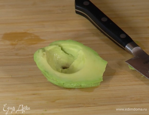Авокадо почистить и, удалив косточку, нарезать тонкими ломтиками.