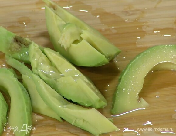 Из оставшейся половинки лайма выжать сок и полить авокадо.