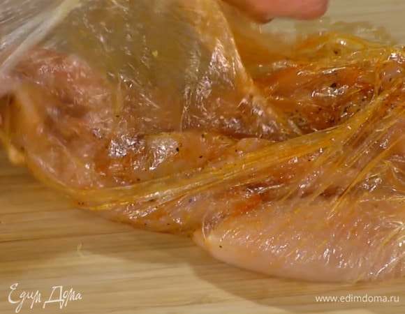 Индейку поместить в целлофановый пакет и отбить, затем всыпать в пакет паприку, цедру лимона, соль и перец, влить 2 ст. ложки оливкового масла и равномерно распределить, так чтобы все мясо было заправлено.