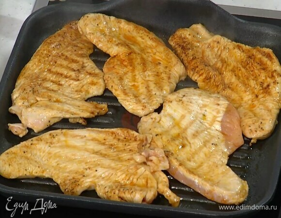 Разогреть сковороду-гриль и обжарить отбивные с двух сторон до готовности.