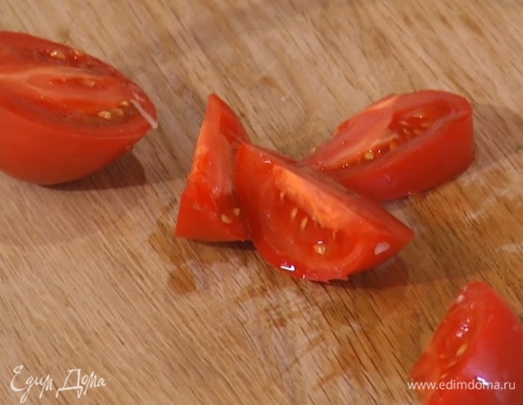 Помидор крупно порезать.