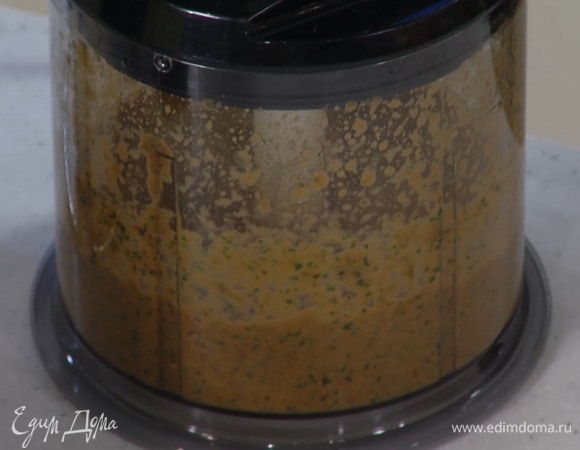 Приготовить соус: в чаше блендера соединить помидор, чеснок, оливки, каперсы, кинзу и базилик, влить оливковое масло, лимонный сок, все посолить и взбить.