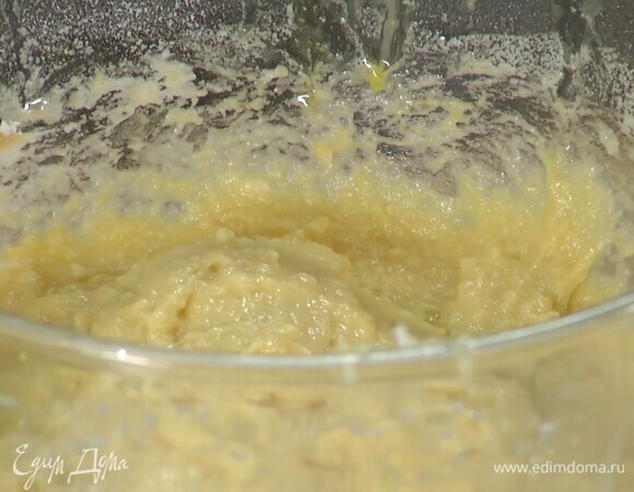 Приготовить тесто: в чаше комбайна соединить муку, 2 ст. ложки сахара и дрожжи, все перемешать насадкой-крюком, влить 100 мл теплой воды и вымешать, затем, продолжая вымешивать, ввести три яйца, влить растопленное масло, все посолить и вымешать в однородную массу.