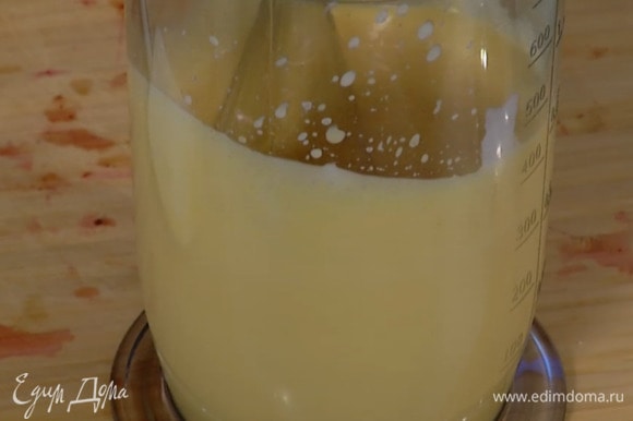 Приготовить заливку: яичные желтки соединить с сахаром и сливками, влить ванильный экстракт и взбить все блендером с насадкой-венчиком.