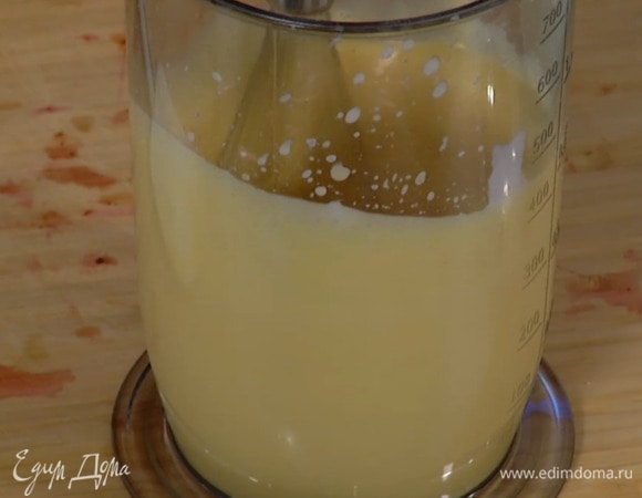 Приготовить заливку: яичные желтки соединить с сахаром и сливками, влить ванильный экстракт и взбить все блендером с насадкой-венчиком.