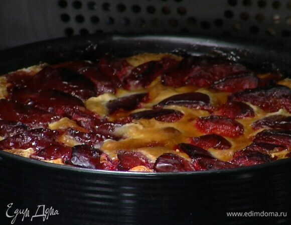 Выпекать пирог в разогретой духовке около часа.