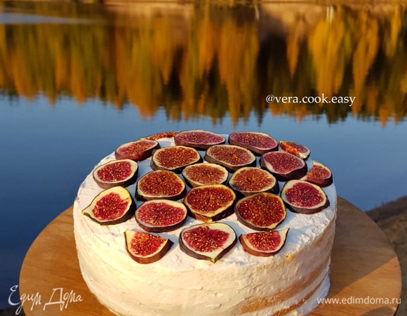 Готовим бисквит. Желтки отделить от белков. Желтки взбить миксером с 50 г сахара. Отдельно взбить белки с оставшимся сахаром. Аккуратно перемешать желтки с белками. Частями ввести просеянную муку, крахмал и разрыхлитель. Выпекать 40–50 минут при 150°C.