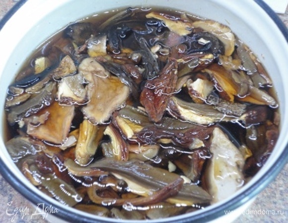 Грибы замочить на несколько часов или на ночь. Картофель очистить от кожуры.