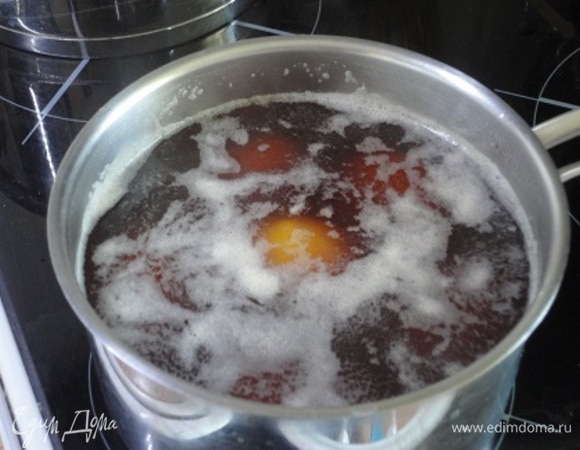 Достаньте грибы из настоя. Настой процедите. Доведите до кипения, посолите и варите в нем картофель 20 минут.