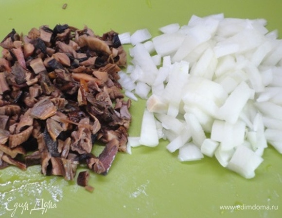 Грибы и лук мелко нарежьте. Разогрейте духовку до 180°C.