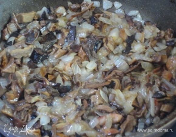 В сковороде разогрейте сливочное и растительное масло, обжаривайте лук 5 минут. Затем добавьте грибы и на небольшом огне тушите все минут 10. Посолите и поперчите.