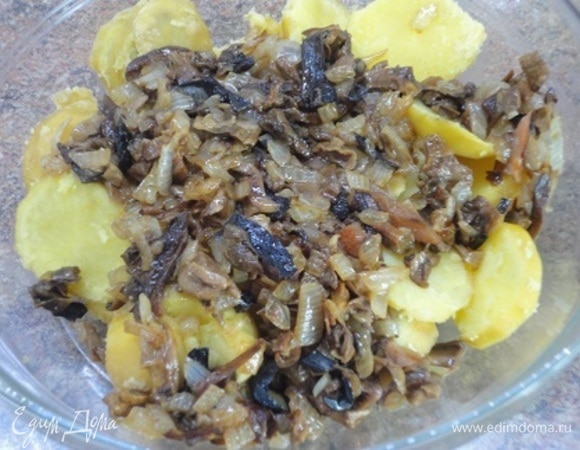 Готовый картофель нарежьте кружочками и смешайте с жареными овощами.