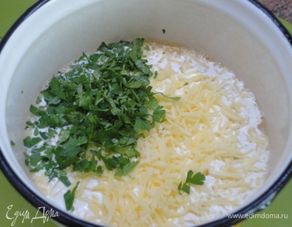 Для заливки взбейте яйца со сливками, смешайте с мелко нарезанной петрушкой и сыром, натертым на мелкой терке. Посолите и поперчите.