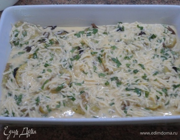 Форму для запекания щедро смажьте сливочным маслом, выложите картофель с грибами и полейте заливкой.