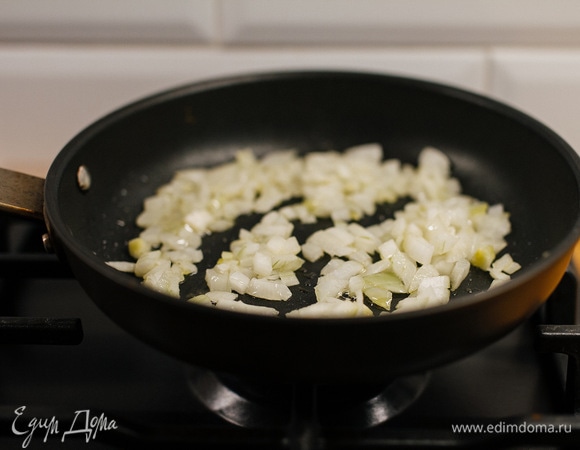 Лук нарезать мелкими кубиками и обжарить на среднем огне.